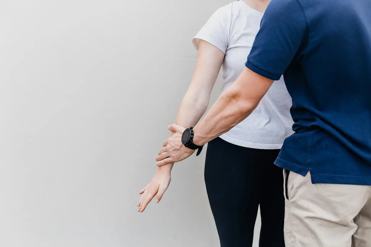 Physiotherapist teaching banded exercise